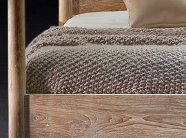 Poster bed round poles